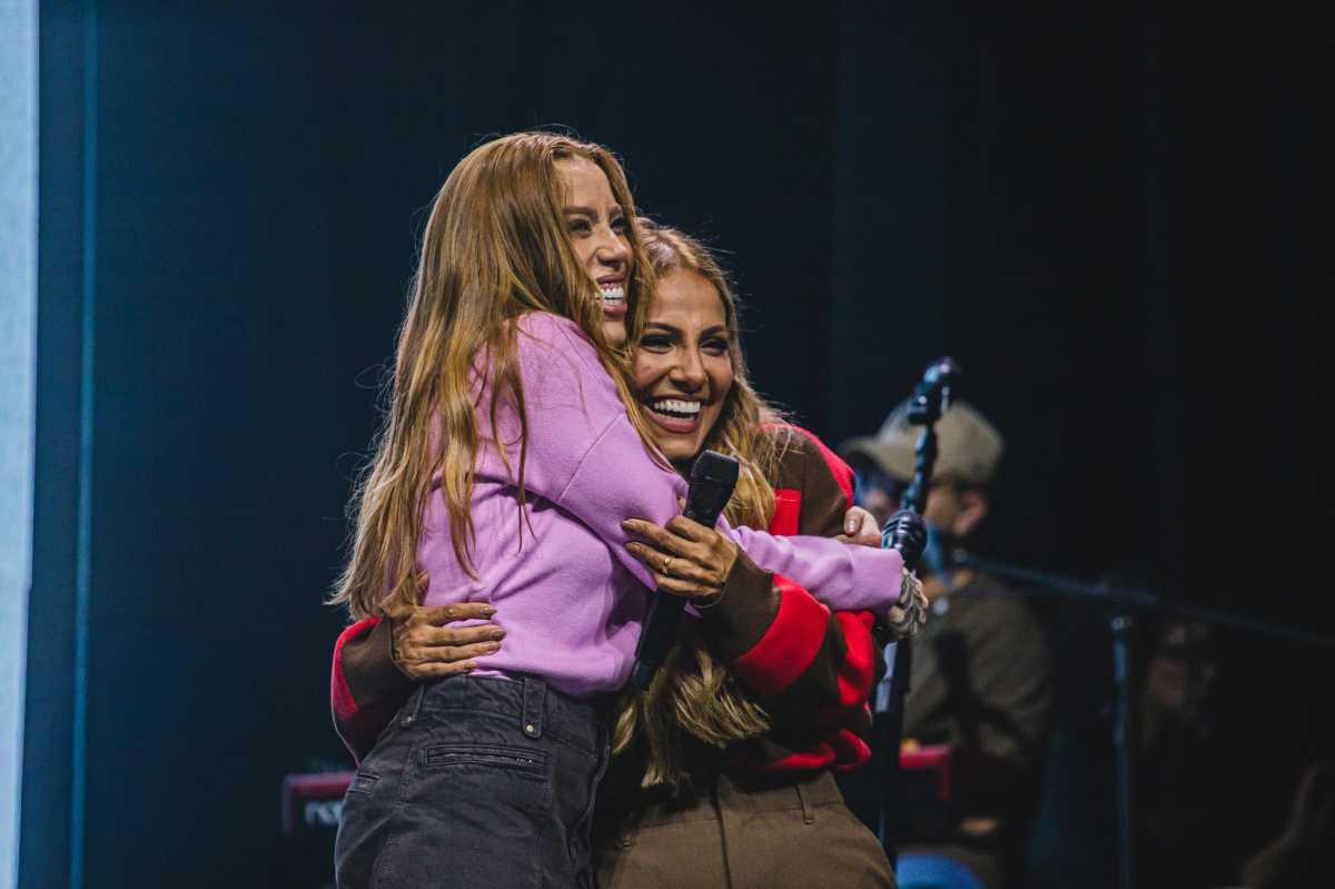 Julliany Souza anuncia “A Cristo Seja A Glória” em parceria com Gabriela Rocha Julliany Souza anuncia “A Cristo Seja A Glória” em parceria com Gabriela Rocha