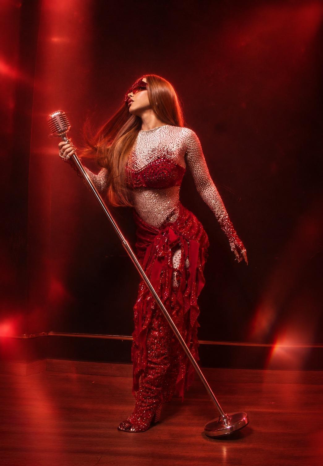 Viviane Batidão aposta em três looks com 15 mil pedrinhas cristalizadas para estreia no Rock in Rio Viviane Batidão aposta em três looks com 15 mil pedrinhas cristalizadas para estreia no Rock in Rio