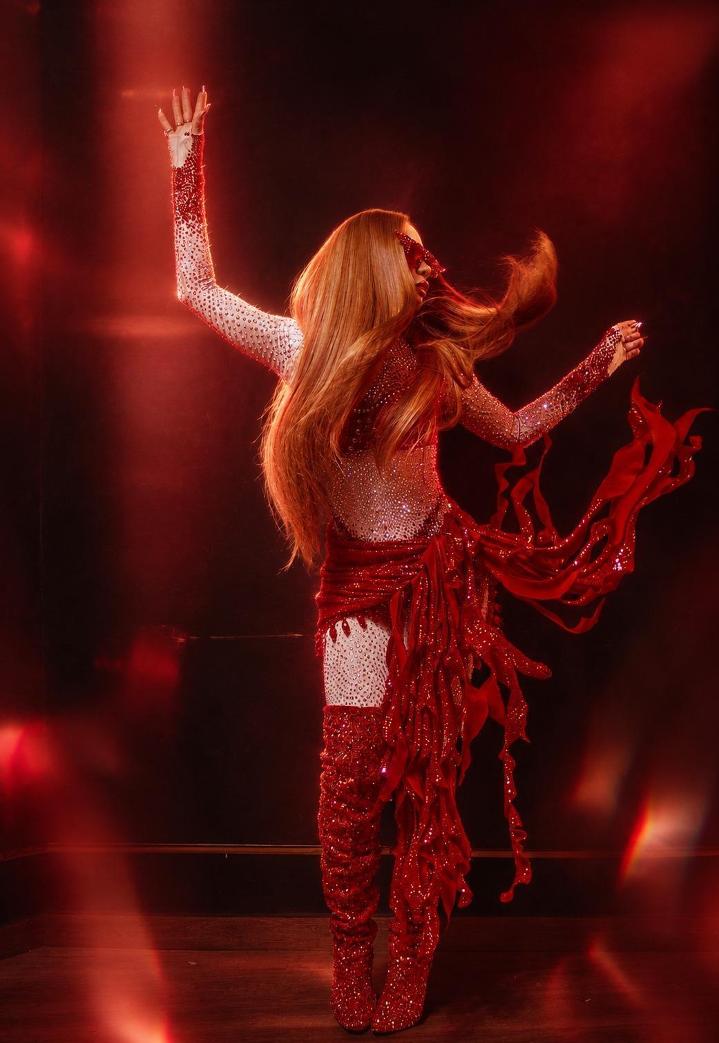 Viviane Batidão aposta em três looks com 15 mil pedrinhas cristalizadas para estreia no Rock in Rio Viviane Batidão aposta em três looks com 15 mil pedrinhas cristalizadas para estreia no Rock in Rio