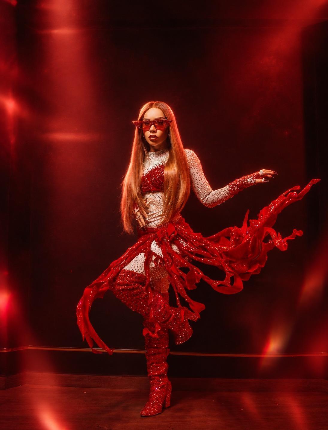 Viviane Batidão aposta em três looks com 15 mil pedrinhas cristalizadas para estreia no Rock in Rio Viviane Batidão aposta em três looks com 15 mil pedrinhas cristalizadas para estreia no Rock in Rio