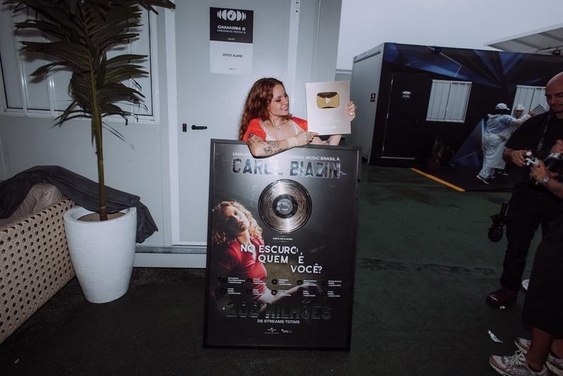 Carol Biazin recebe certificações da Universal Music Brasil após show no Rock in Rio Carol Biazin recebe certificações da Universal Music Brasil após show no Rock in Rio