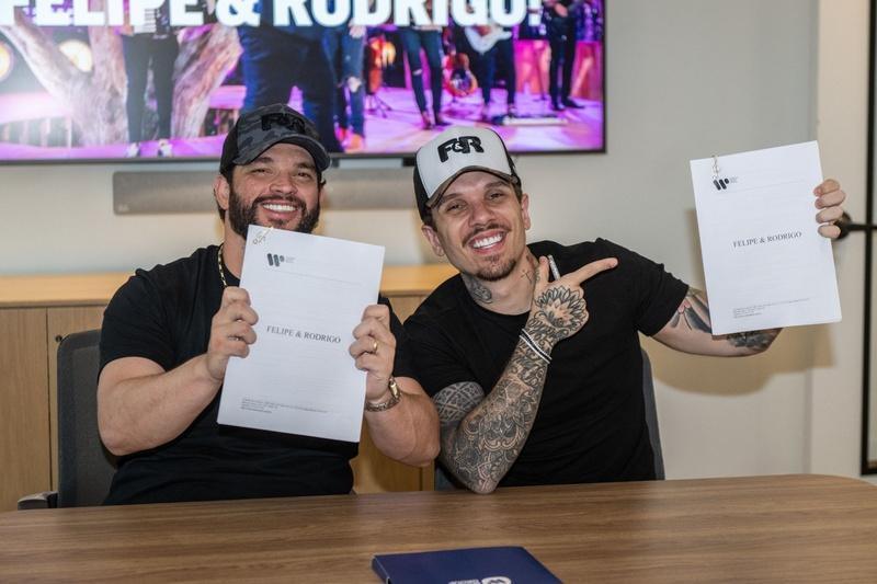 Felipe & Rodrigo assinam com a Warner Music Brasil em Nashville Felipe & Rodrigo assinam com a Warner Music Brasil em Nashville