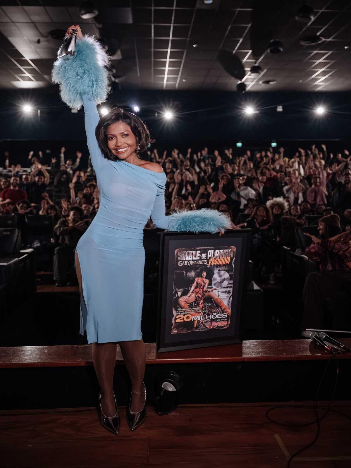 Gaby Amarantos recebe disco de platina por Rock Doido em celebração de um ano do álbum Gaby Amarantos recebe disco de platina por Rock Doido em celebração de um ano do álbum