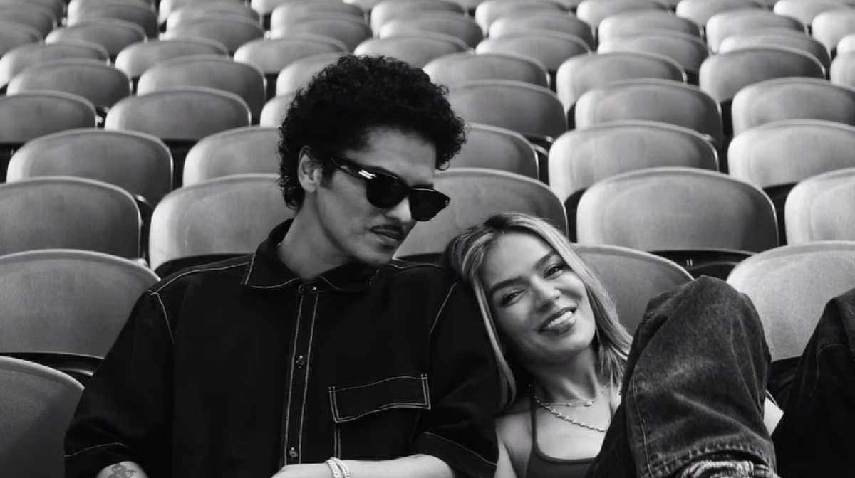 Karol G e Bruno Mars repetem parceria de sucesso e lançam "Dance With Me" Karol G e Bruno Mars repetem parceria de sucesso e lançam "Dance With Me"