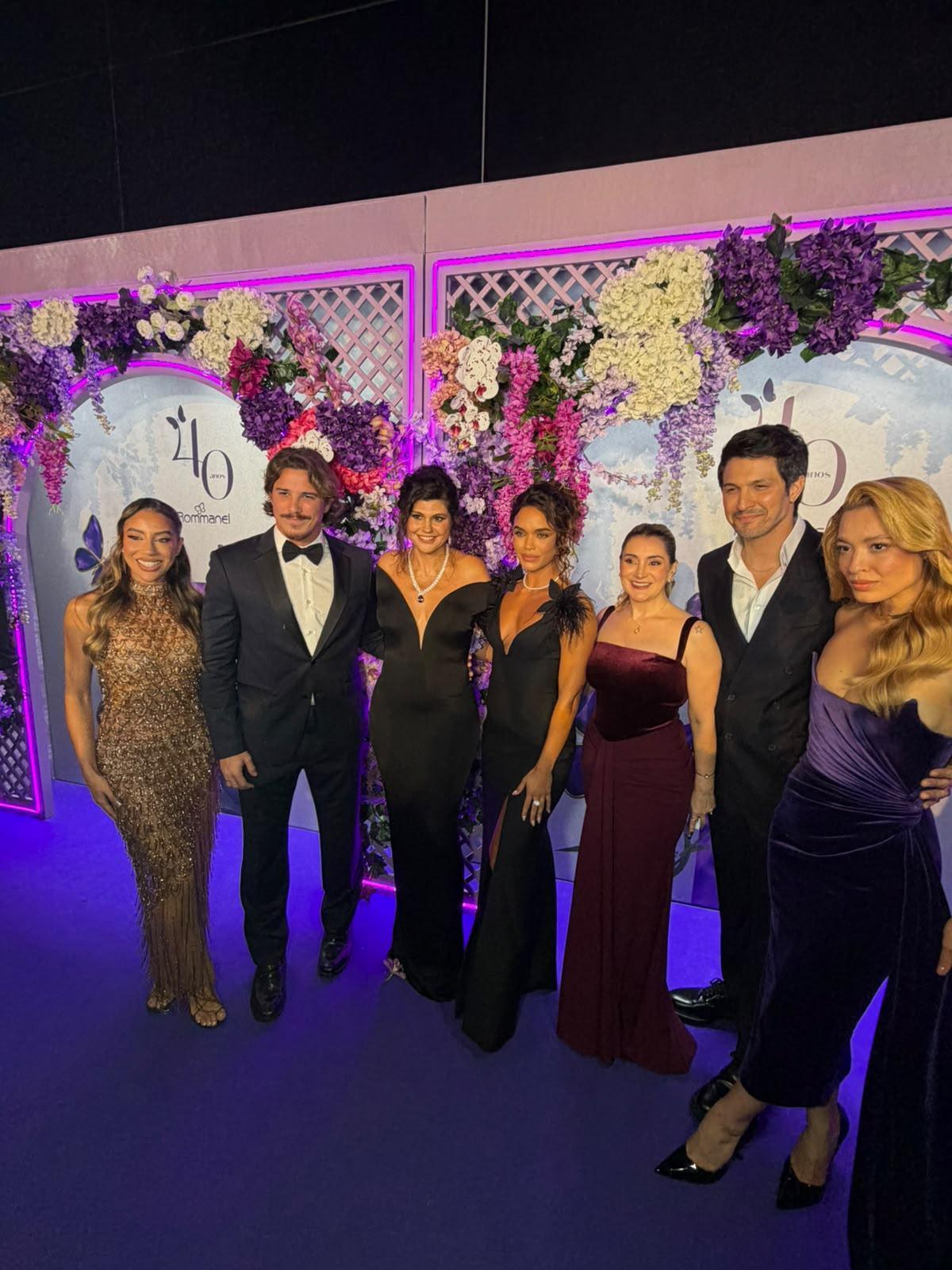 Rommanel celebra 40 anos em noite de gala com famosos, show de Ana Castela e lançamento de “Heranças” Rommanel celebra 40 anos em noite de gala com famosos, show de Ana Castela e lançamento de “Heranças”