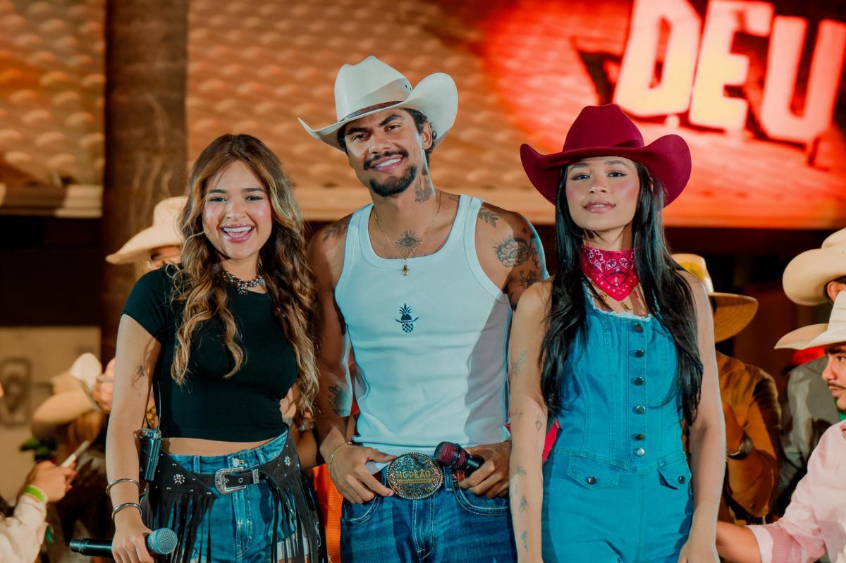 Jennifer & Stephany e Jeninho se unem em "Depende do Peão", novo single com clima de rodeio Jennifer & Stephany e Jeninho se unem em "Depende do Peão", novo single com clima de rodeio