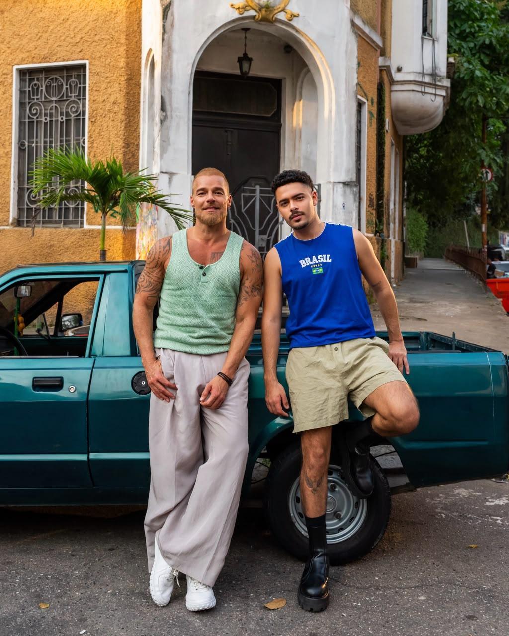 Pedro Sampaio e Ricky Martin Sobem as Ladeiras de Santa Teresa no Videoclipe de “Pikito, Pikito” Pedro Sampaio e Ricky Martin Sobem as Ladeiras de Santa Teresa no Videoclipe de “Pikito, Pikito”