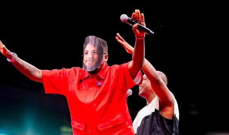 Show com Thiaguinho tem momento inusitado: Mumuzinho aparece com máscara de Chay Suede