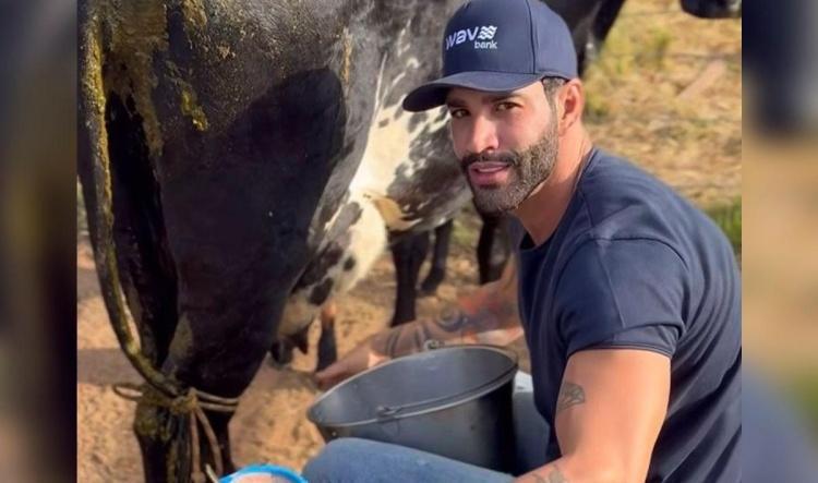 Gusttavo Lima tira leite da vaca e prepara achocolatado para o filho em momento especial em família