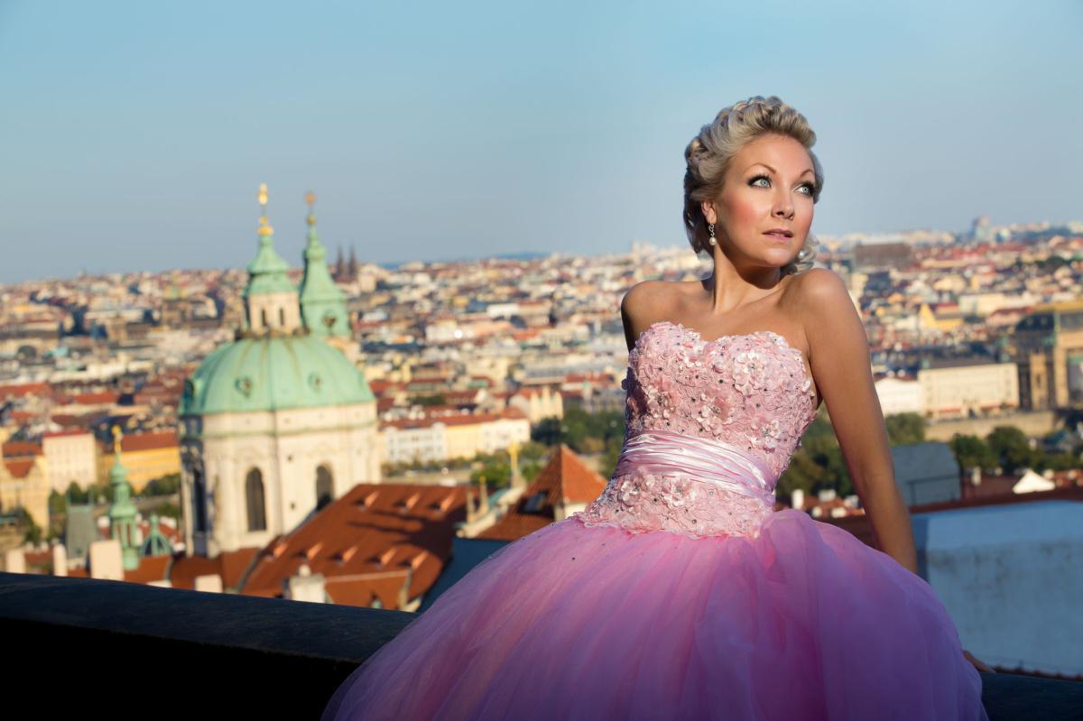INTERNATIONAL OPERA SINGER SETTLES IN FELIXSTOWE WHILE PERFORMING ONLINE