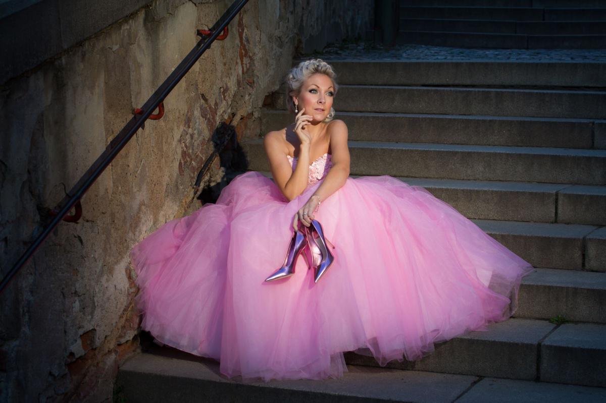 INTERNATIONAL OPERA SINGER SETTLES IN FELIXSTOWE WHILE PERFORMING ONLINE