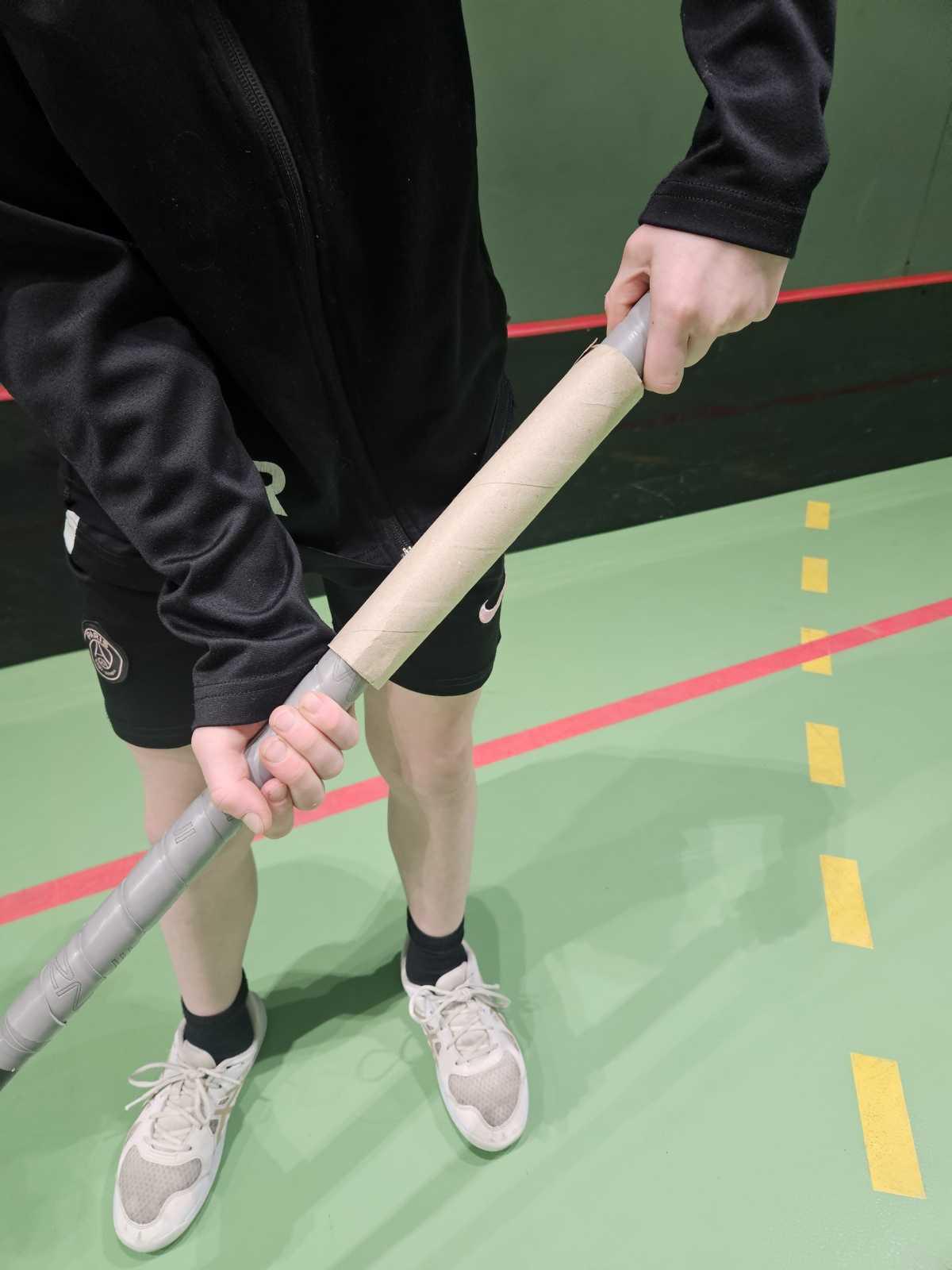 Hushållspappersrullen – ett enkelt knep för rätt grepp på innebandyklubban