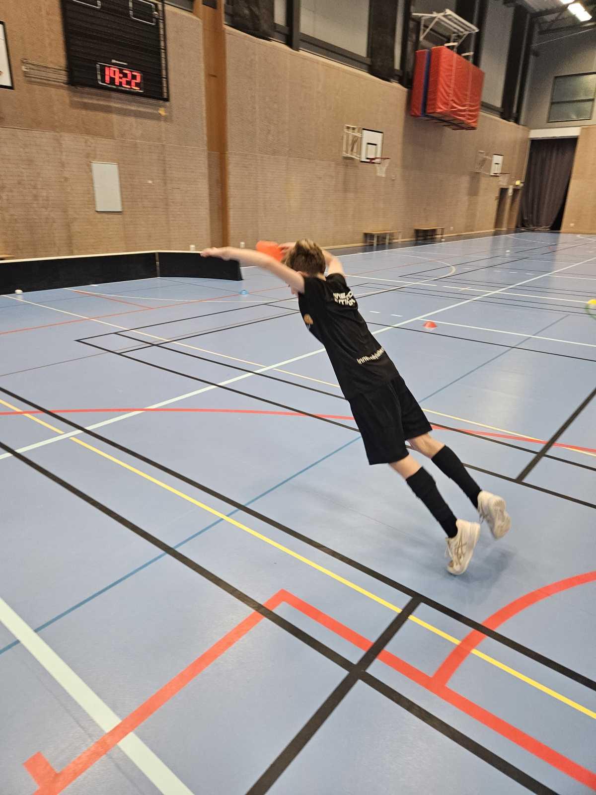 Längdhopp med kon Längdhopp med kon