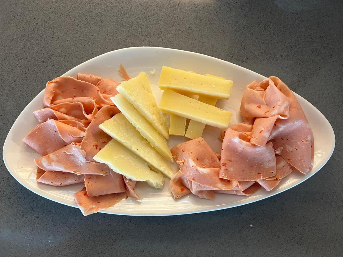 Petali Di Mortadella Calabrese Caciocavallo Ragusano E Pecorino Vecchio Siciliano