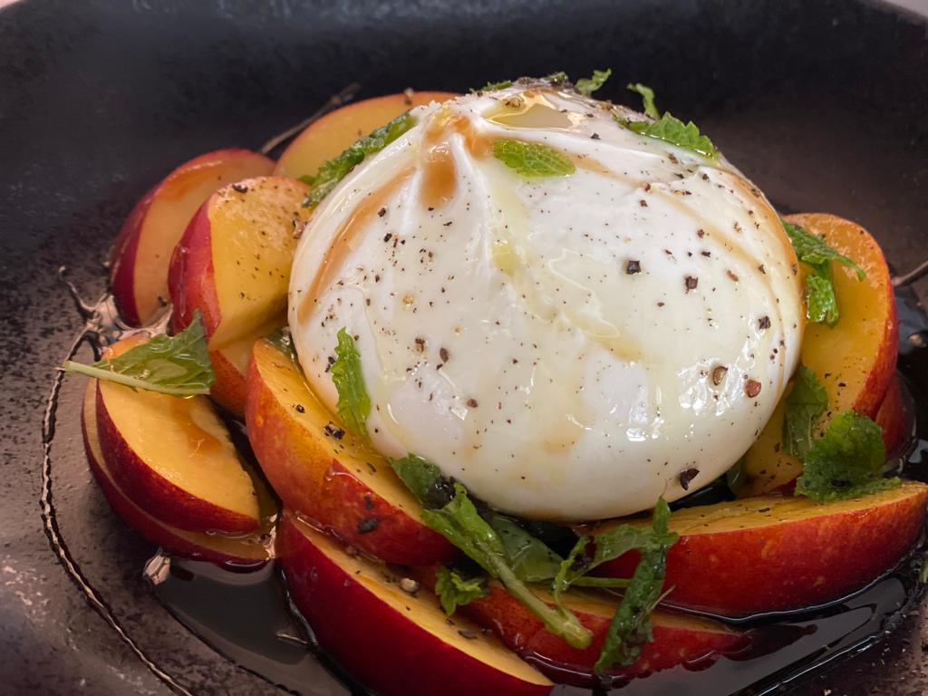 Burrata con pesche noci e menta