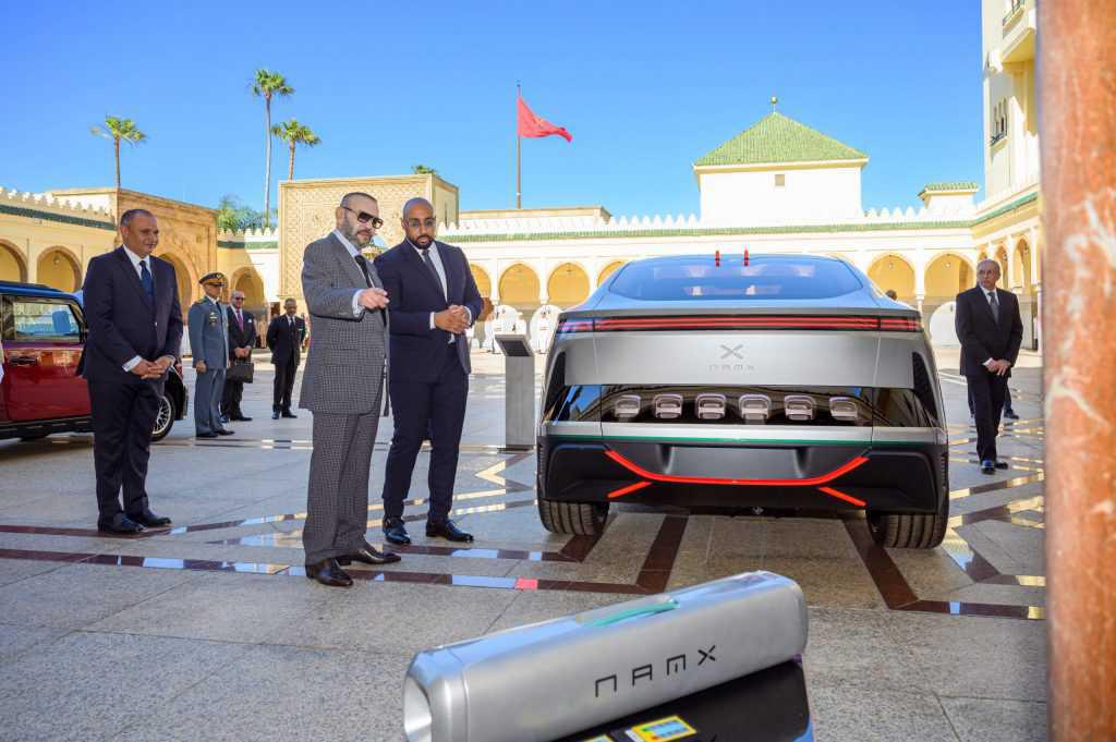 Le roi Mohammed VI a présenté les premières voitures entièrement fabriquées au Maroc
