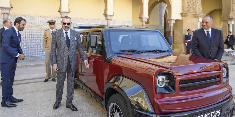 Le roi Mohammed VI a présenté les premières voitures entièrement fabriquées au Maroc