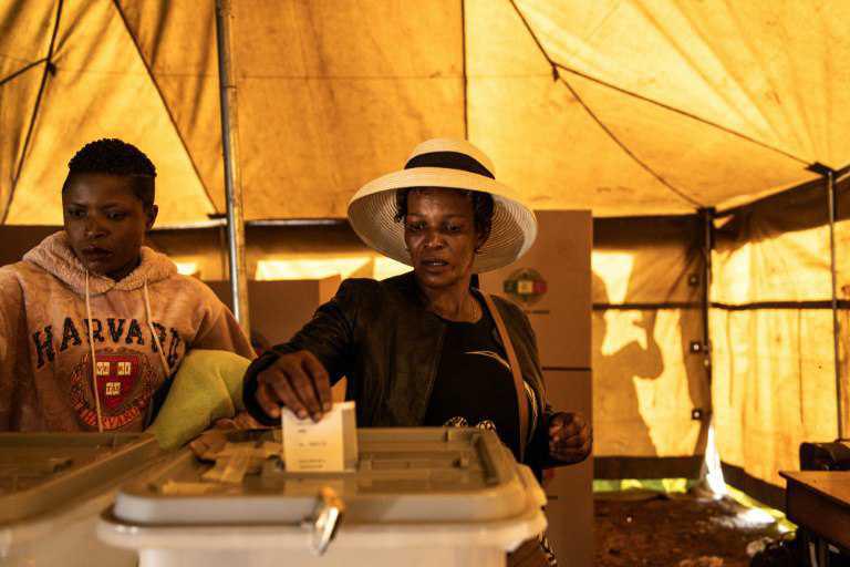 Vote tendu au Zimbabwe, le président s'accroche au pouvoir
