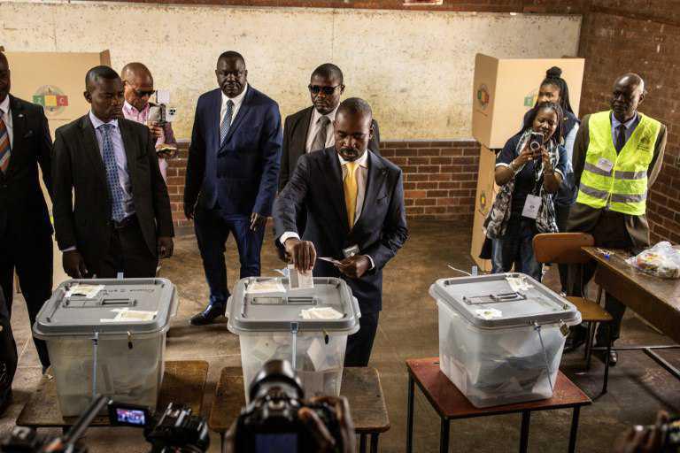 Vote tendu au Zimbabwe, le président s'accroche au pouvoir
