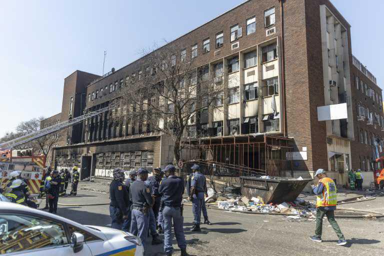 Incendie à Johannesburg: au moins 74 morts dont douze enfants dans un immeuble