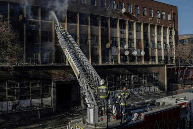 Incendie à Johannesburg: au moins 74 morts dont douze enfants dans un immeuble