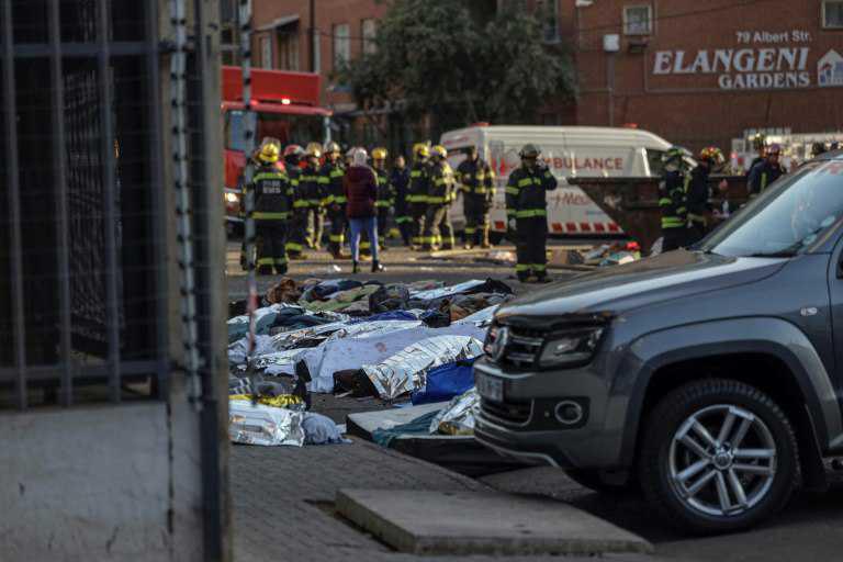 Incendie à Johannesburg: au moins 74 morts dont douze enfants dans un immeuble