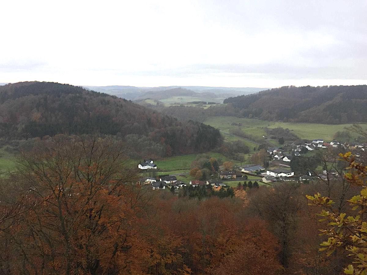 Wunderschön: die Eifel im Herbst von den Grotten über Hohenfels