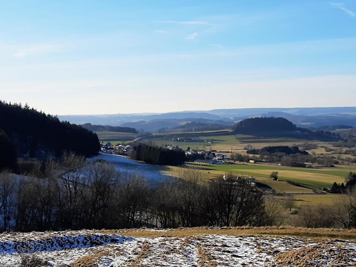 Blick vom Ernstberg über das Gerolsteiner Land