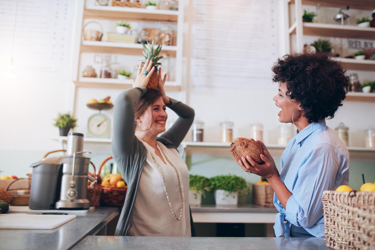 juice-bar-employees-enjoying-at-work-P8L2LL4