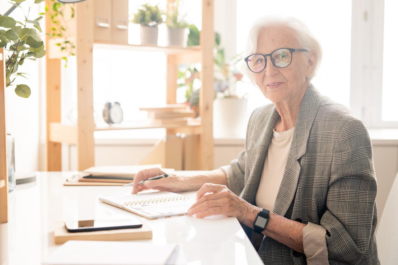 senior-female-employee-DQ9V5LZ