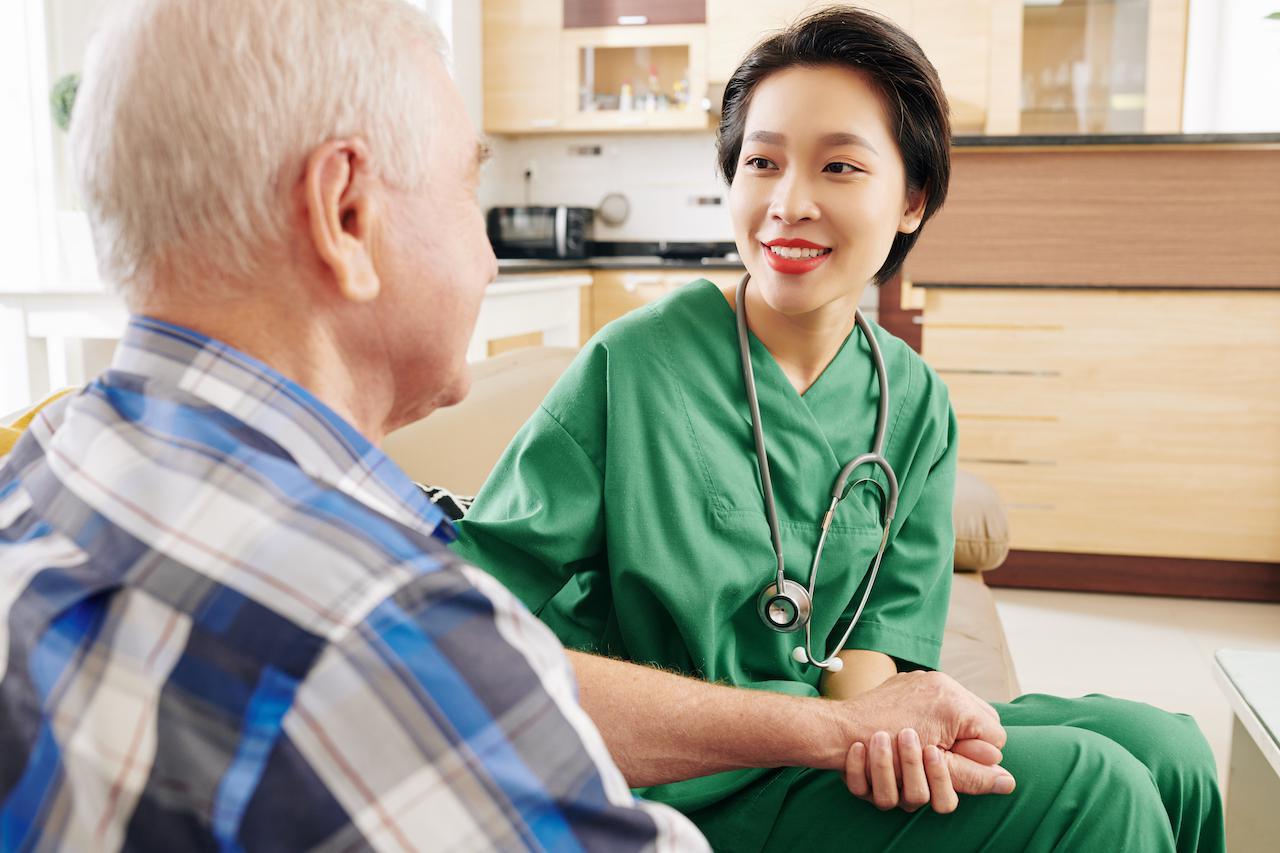 caregiver-visiting-senior-patient-A46G7ZT