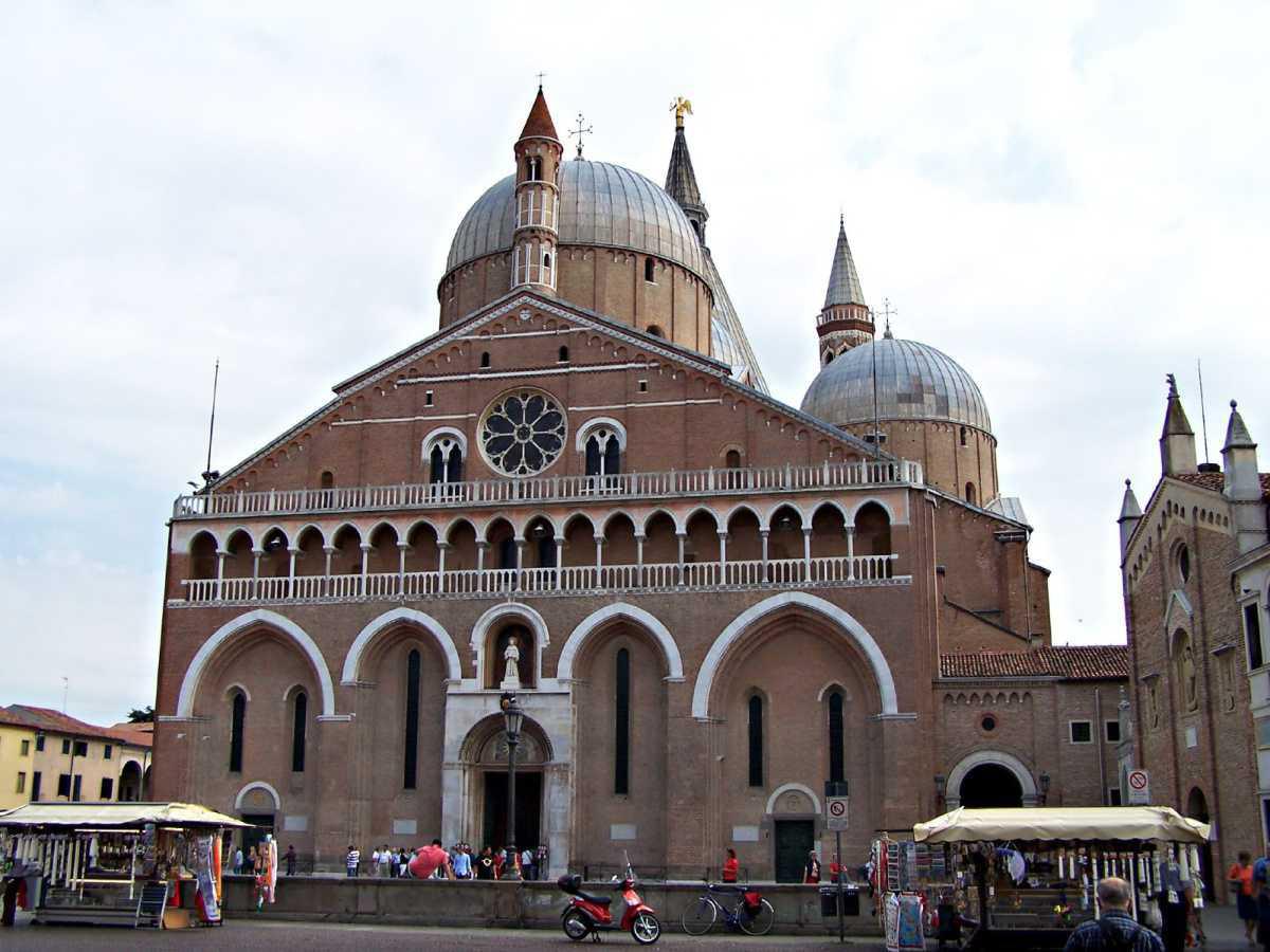 Strasshof: Stop beim Antonius auf der Bike+Pray-Route Strasshof: Stop beim Antonius auf der Bike+Pray-Route