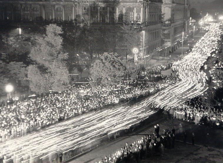 Franziskanerkirche: mit P. Petrus Freiheit und Friede an kleinen Perlen erbetet Franziskanerkirche: mit P. Petrus Freiheit und Friede an kleinen Perlen erbetet