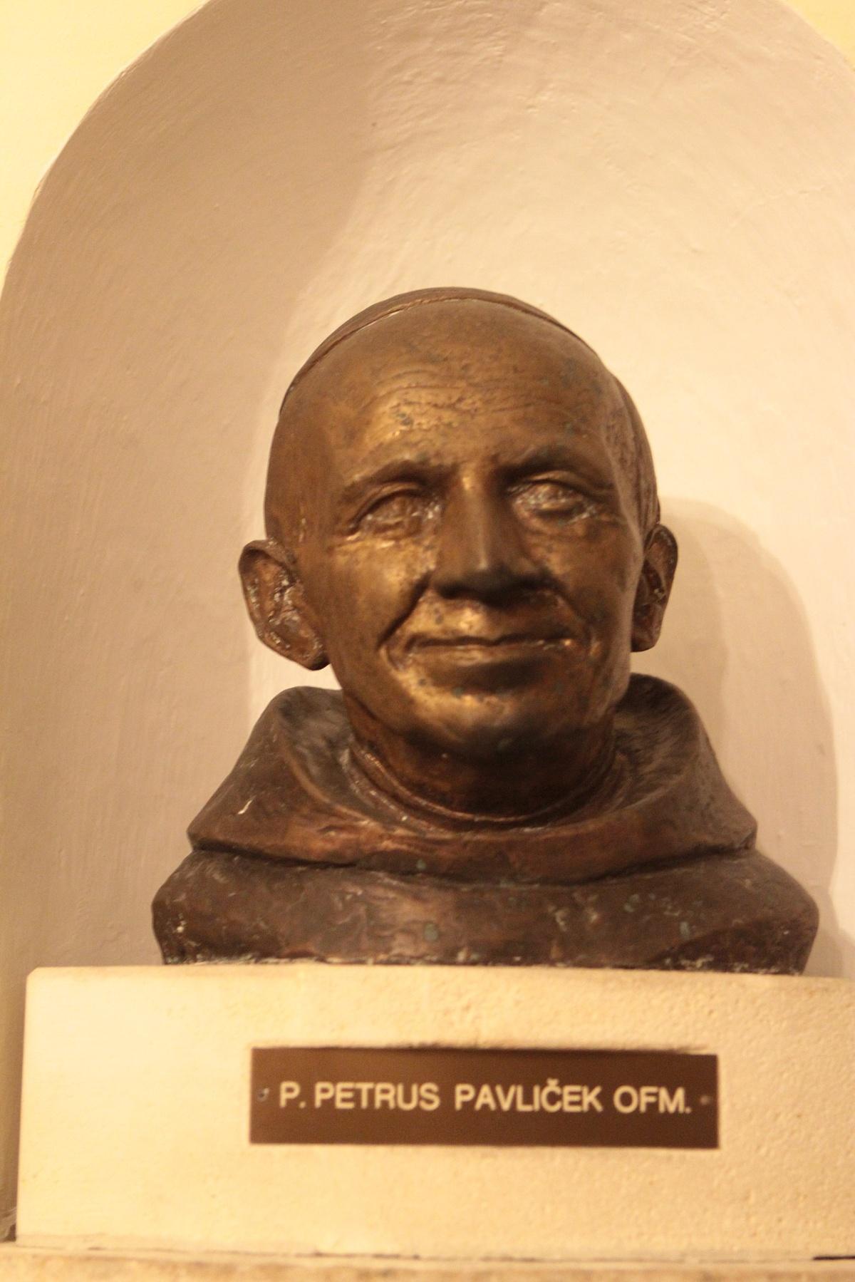 Franziskanerkirche (HU): Ferences templom: P. Petrusszal szabadságért és békéért imádkozva a rózsafüzér szemcséin