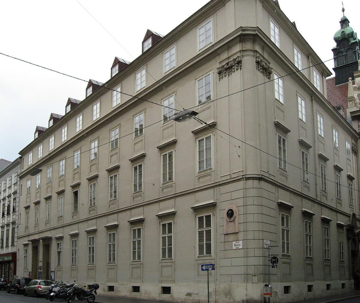 St. Ursula (HU): Szent Orsolya: Ma egyetem, régen iskola és Szent Kelemen működésének helye St. Ursula (HU): Szent Orsolya: Ma egyetem, régen iskola és Szent Kelemen működésének helye