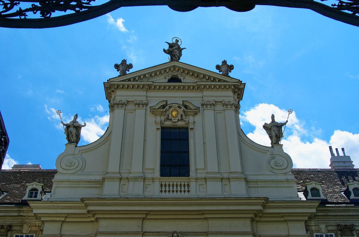 Una visita al Monasterio de la Visitación - en la iglesia de las Hermanas Salesianas