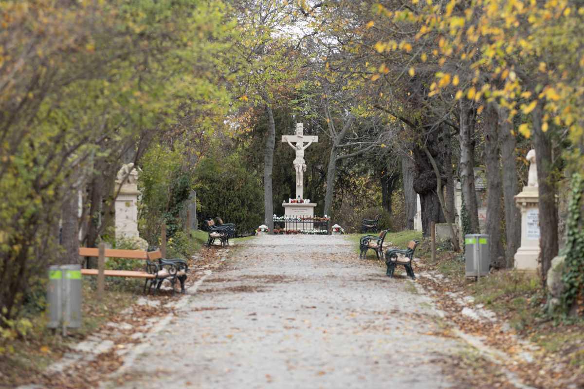 An Orten letzter Ruhe vorbei kommend ... An Orten letzter Ruhe vorbei kommend ...