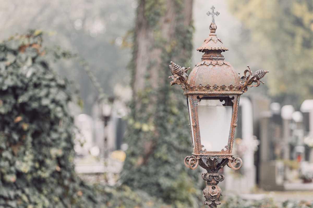 Friedhöfe: Orte der Erinnerung und Hoffnung Friedhöfe: Orte der Erinnerung und Hoffnung