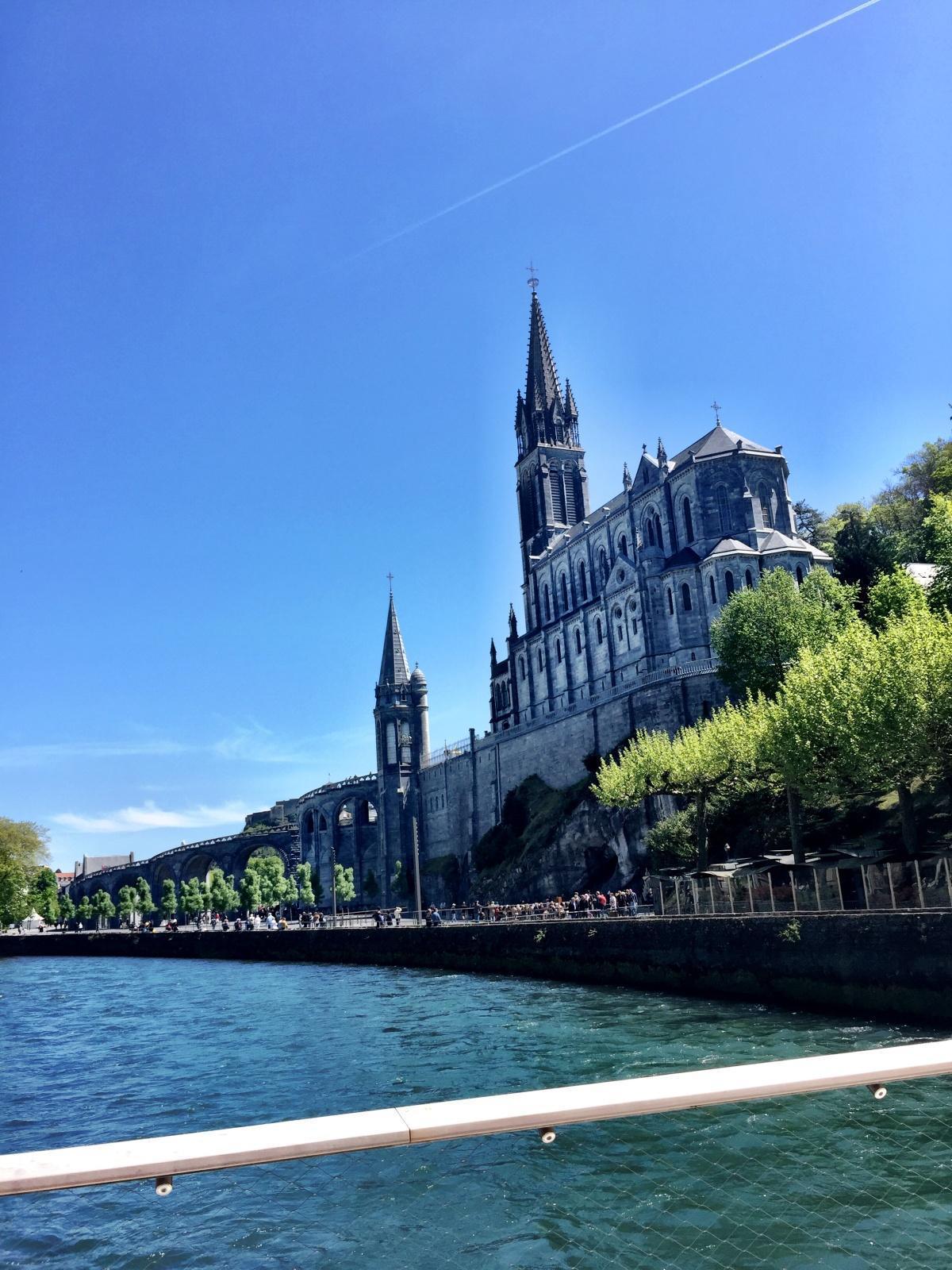 Willkommen bei der Lourdes-Grotte von St. Rochus, bei Bernadette, ...!