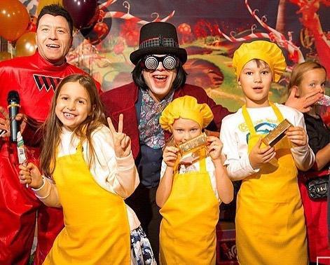 🍫Crafers и 🦊Kindi дарят вам билеты 🎫 на экскурсию по фабрике для ваших детишек вместе со сказочным и настоящим героем 🎩 Вилли Вонка!