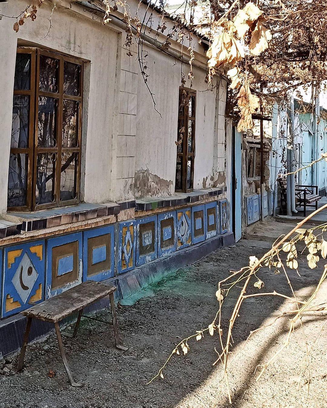 Эти старые указатели с названиями улиц вызывают ностальгию и отражаются теплотой где-то глубоко внутри.❤️