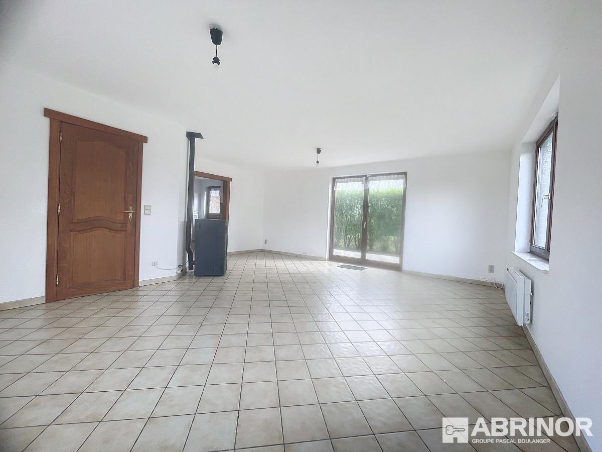 VENDU par ABRINOR LINSELLES !! PLAIN-PIED - 2 CHAMBRES - 2 SALLES DE BAINS - ESPACE BUREAU - JARDIN - GARAGE - PARKING -395 000 €* 