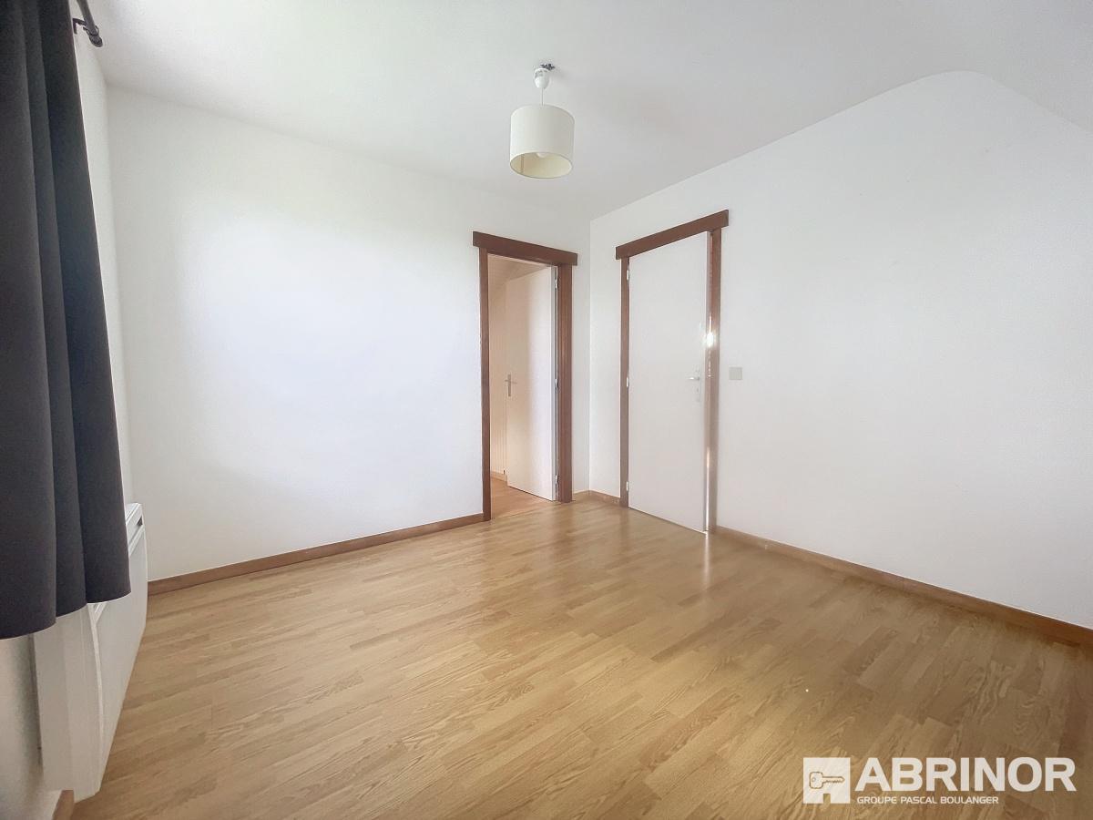 VENDU par ABRINOR LINSELLES !! PLAIN-PIED - 2 CHAMBRES - 2 SALLES DE BAINS - ESPACE BUREAU - JARDIN - GARAGE - PARKING -395 000 €* 