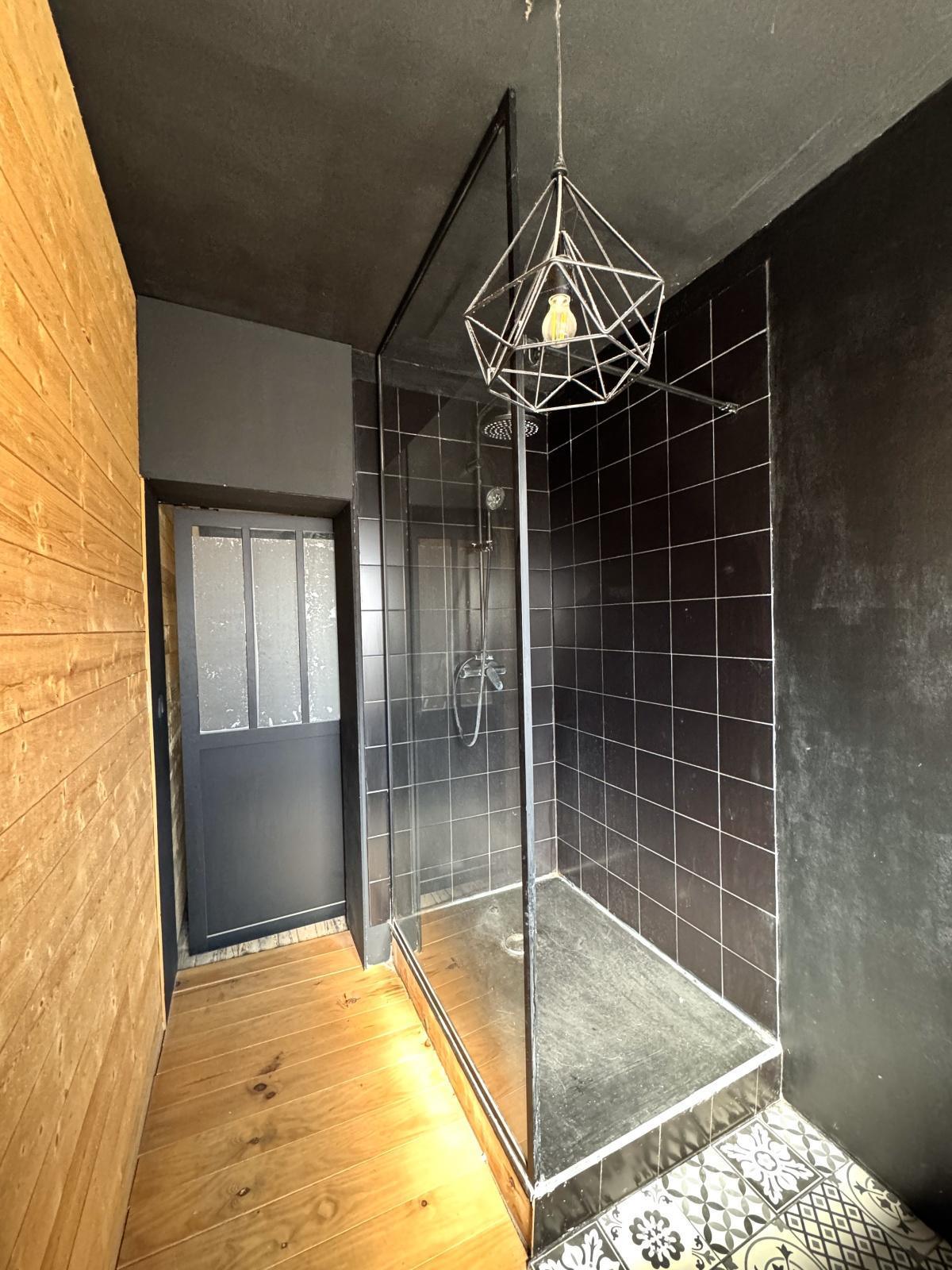 Maison de ville rénovée au style industriel 4Ch, jardin 235 000 Euros