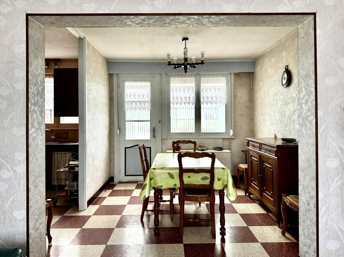 A rénover semi indiv. 3ch jardin garage + potentiel terrain de + de 600m2 : 239 000 Euros