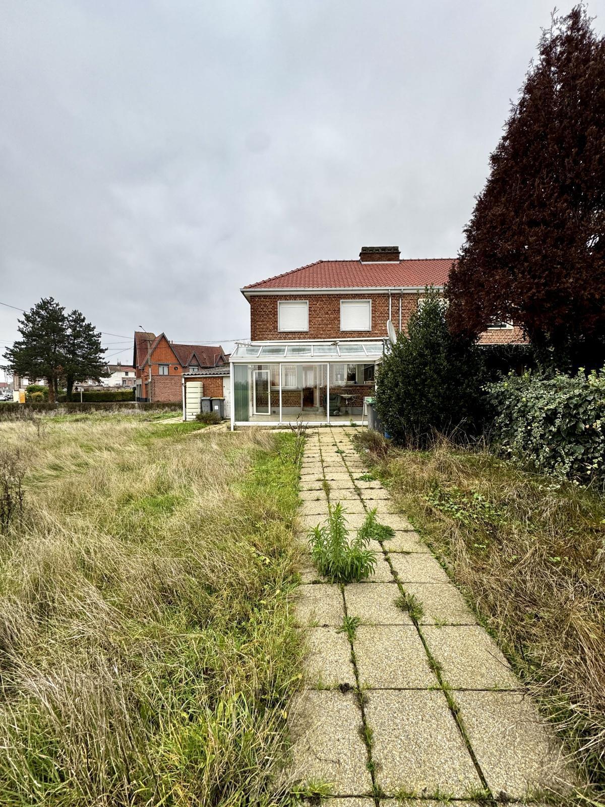 A rénover semi indiv. 3ch jardin garage + potentiel terrain de + de 600m2 : 239 000 Euros