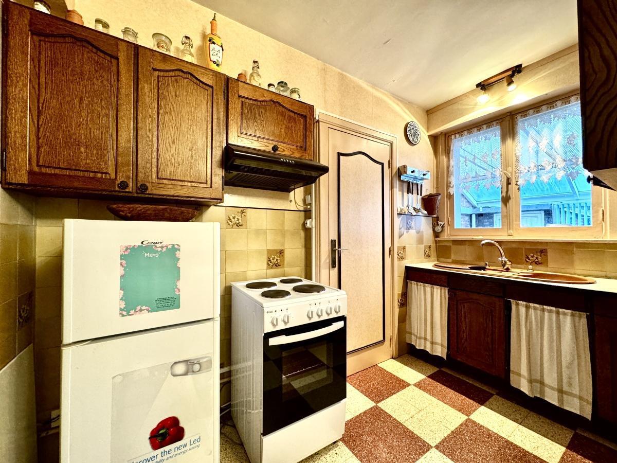 A rénover semi indiv. 3ch jardin garage + potentiel terrain de + de 600m2 : 239 000 Euros