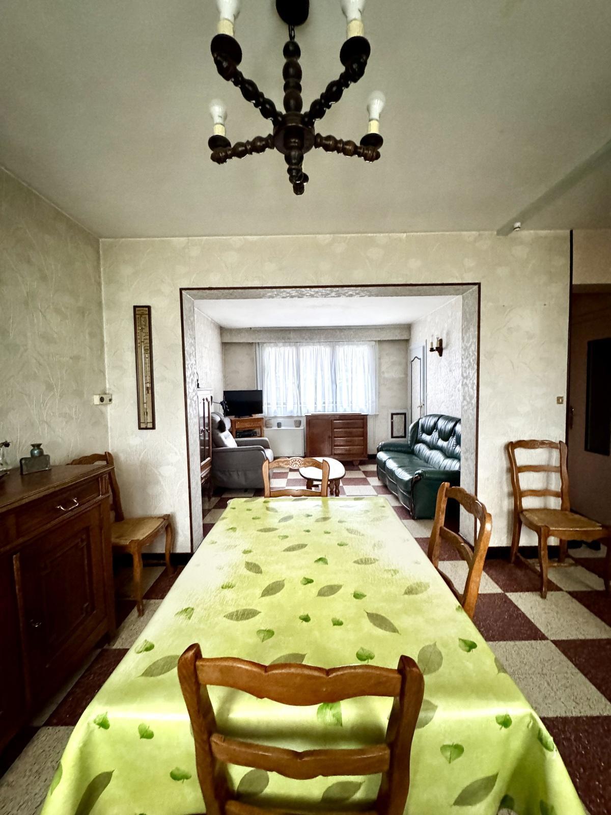 A rénover semi indiv. 3ch jardin garage + potentiel terrain de + de 600m2 : 239 000 Euros