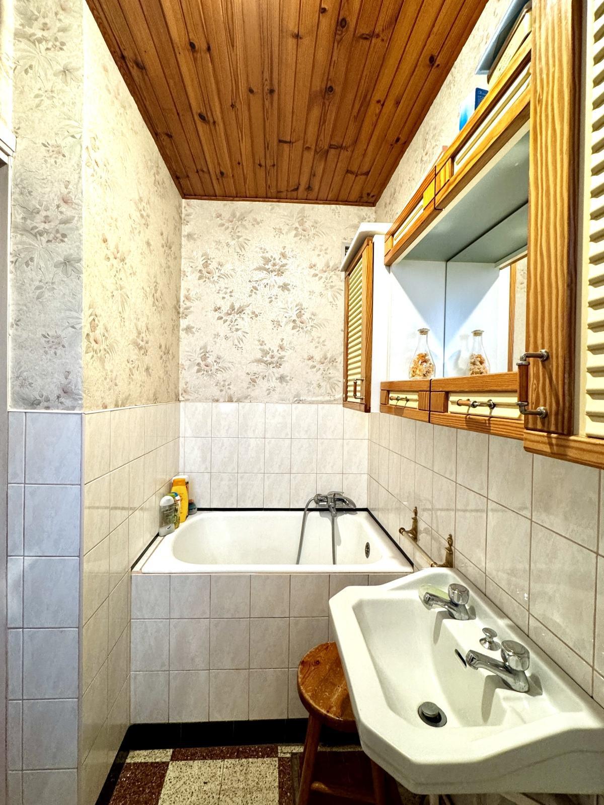 A rénover semi indiv. 3ch jardin garage + potentiel terrain de + de 600m2 : 239 000 Euros