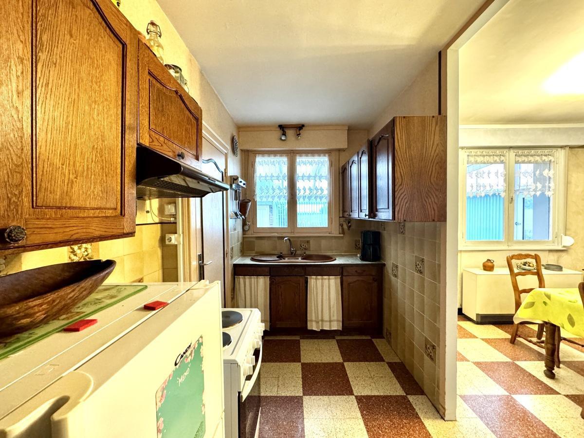 A rénover semi indiv. 3ch jardin garage + potentiel terrain de + de 600m2 : 239 000 Euros